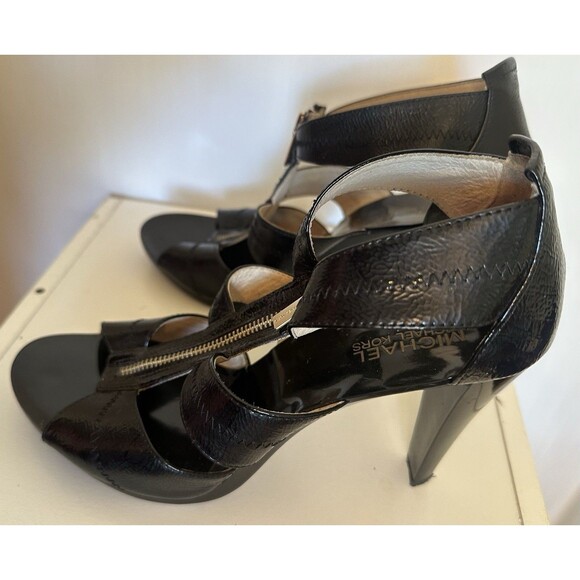 Michael Kors Berkley T Strap Black Embossed Sandal - size 9.5 M - Picture 3 of 6